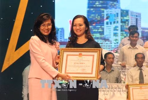 Bà Nguyễn Thị Thu, Phó Chủ tịch Ủy ban nhân dân Thành phố, Trưởng Ban chỉ đạo đại hội trao tặng Bằng khen cho đơn vị đạt thành tích cao. Ảnh: Xuân Dự - TTXVN