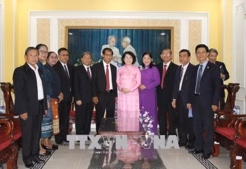 Lãnh đạo Ủy ban Mặt trận Tổ quốc Việt Nam Thành phố Hồ Chí Minh và Ủy ban Mặt trận Lào xây dựng đất nước tỉnh Champasak chụp ảnh lưu niệm. Ảnh: Tiến Lực – TTXVN