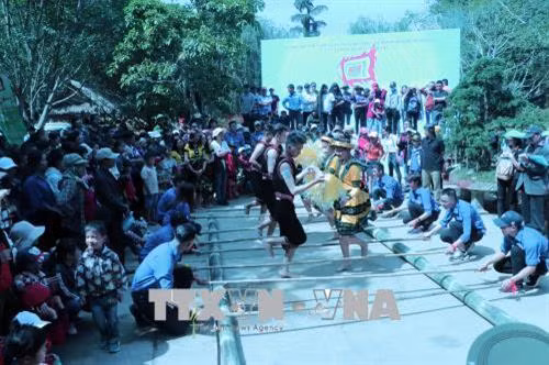 Múa sạp trong ngày hội Giỗ tổ Hùng Vương tại Đà Lạt. Ảnh: Quốc Hùng-TTXVN