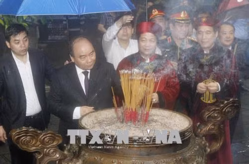 Thủ tướng Nguyễn Xuân Phúc và các đại biểu dâng hương tại Đền Giếng thuộc Khu di tích lịch sử Quốc gia đặc biệt Đền Hùng. Ảnh: Lâm Khánh - TTXVN