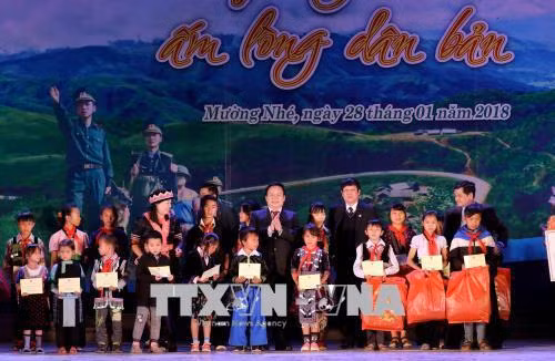 Chủ tịch Ủy ban nhân dân tỉnh Điện Biên Mùa A Sơn tặng áo ấm cho học sinh nghèo học giỏi huyện Mường Nhé. Ảnh: Phương Hoa - TTXVN