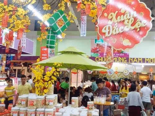 Người dân mua sắm tại siêu thị Big C. Ảnh: Đỗ Phương Anh - TTXVN