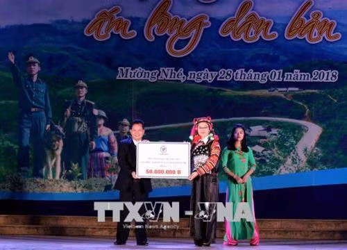 Phó Chủ nhiệm Ủy ban Về các vấn đề xã hội của Quốc hội Bùi Sỹ Lợi tặng quà cho UBND huyện Mường Nhé. Ảnh: Phương Hoa - TTXVN
