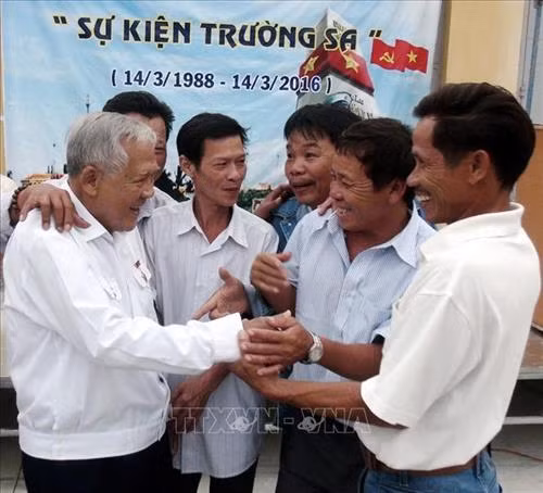 Kỷ niệm 28 năm trận chiến đấu bảo vệ Gạc Ma (14/3/1988 - 14/3/2016), gần 400 cựu chiến binh đã từng tham gia chiến đấu tại Trường Sa gặp mặt đầy cảm xúc tại xã Hòa Đồng, huyện Tây Hoà, tỉnh Phú Yên. Ảnh: Xuân Triệu – TTXVN