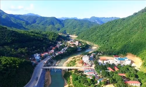 Toàn cảnh thị trấn Quan Sơn, huyện vùng biên Quan Sơn, Thanh Hóa đang ngày càng phát triển. Ảnh: Nguyễn Nam-TTXVN