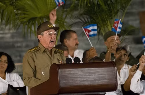 Chủ tịch Cuba Raul Castro phát biểu tại lễ mít tinh tưởng niệm Lãnh tụ Fidel Castro ở Santiago de Cuba. AFP/TTXVN