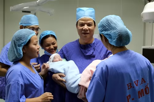 Niềm vui của các y, bác sỹ Bệnh viện A Thái Nguyên khi lần đầu tiên đón những em bé chào đời bằng phương pháp thụ tinh trong ống nghiệm