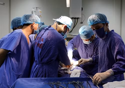Giáo sư, Tiến sỹ Nguyễn Viết Tiến- Thứ trưởng Bộ Y tế và bác sỹ Đỗ Minh Thịnh, Giám đốc Bệnh viện A Thái Nguyên cùng ê kíp thực hiện ca mổ.