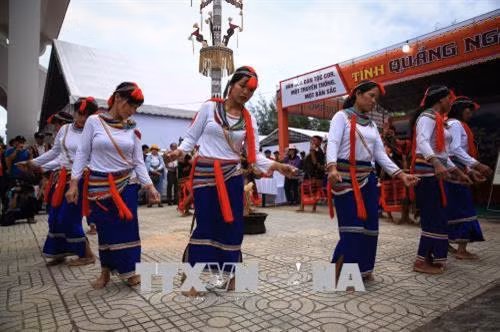 Phần trình diễn trích đoạn “Lễ hội Ăn Trâu” của đồng bào người Cor đến từ tỉnh Quảng Ngãi. Ảnh: Trọng Đạt - TTXVN