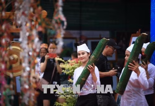 Phần trình diễn trích đoạn buổi sinh hoạt cộng đồng của đồng bào người Mường đến từ tỉnh Nghệ An. Ảnh: Trọng Đạt - TTXVN