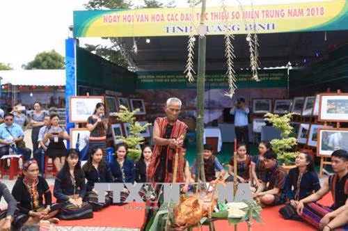 Phần trình diễn tái hiện Lễ hội Mừng cơm mới của đồng bào người Bru Vân Kiều đến từ tỉnh Quảng Bình. Ảnh: Trọng Đạt - TTXVN