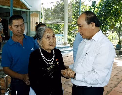 Sáng 2/1/2017, tại tỉnh Bình Phước, Thủ tướng Nguyễn Xuân Phúc đến thăm hỏi và tặng quà cho Mẹ Việt Nam Anh hùng Nguyễn Thị Ngừng tại thị trấn Chơn Thành, huyện Chơn Thành, tỉnh Bình Phước. Ảnh:Thống Nhất-TTXVN
