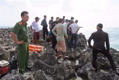 Lực lượng chức năng tỉnh Ninh Thuận đang khẩn trương tìm kiếm nạn nhân mất tích. Ảnh: Nguyễn Thành – TTXVN