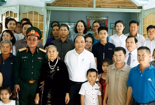 Thủ tướng Nguyễn Xuân Phúc chụp ảnh chung với gia đình Mẹ Việt Nam Anh hùng Nguyễn Thị Ngừng ở thị trấn Chơn Thành, huyện Chơn Thành, tỉnh Bình Phước. Ảnh:Thống Nhất-TTXVN