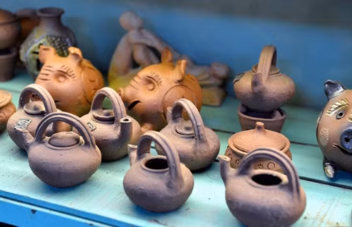 Sản phẩm gốm truyền thống và gốm mỹ nghệ.