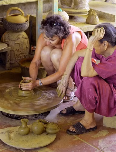 Khách du lịch được trải nghiệm làm gốm.