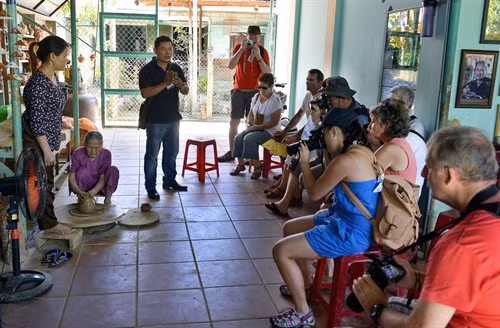 Khách du lịch thăm quan, xem và nghe giới thiệu về cách làm gốm truyền thống của người dân Thanh Hà có tuổi đời trên 500 năm .