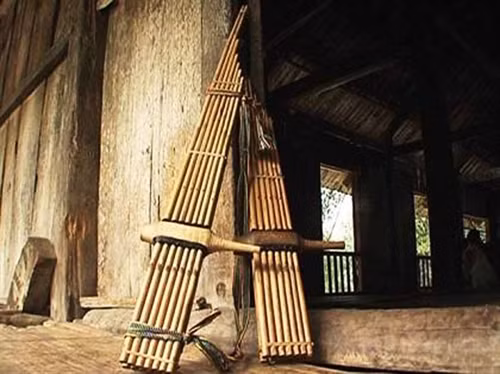 Khèn bè của người Thái. Ảnh: vietnamnay