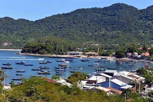 Bến thuyền khu làng chài