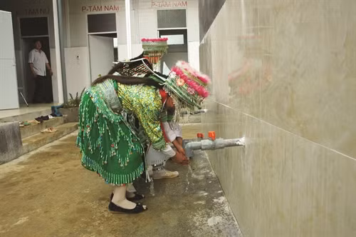 Khu bán trú dành cho học sinh dân tộc thiểu số ở xã Thuần Mang được xây dựng đồng bộ, bao gồm bể nước sạch, nhà vệ sinh