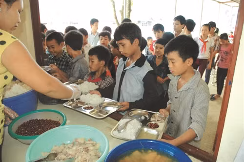 Bữa cơm trưa của các em học sinh dân tộc luôn được đảm bảo đủ chất dinh dưỡng