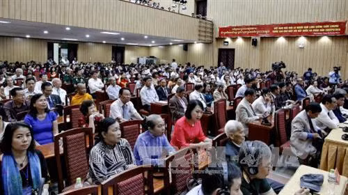 Gần 500 đại biểu là thành viên Trung ương Hội hữu nghị Việt Nam – Campuchia, Hội hữu nghị Campuchia – Việt Nam, cựu quân tình nguyện; cựu chuyên gia, sinh viên Campuchia đang học tập tại thành phố và sinh viên các trường đại học, cao đẳng tham dự buổi lễ. Ảnh: Thế Anh-TTXVN