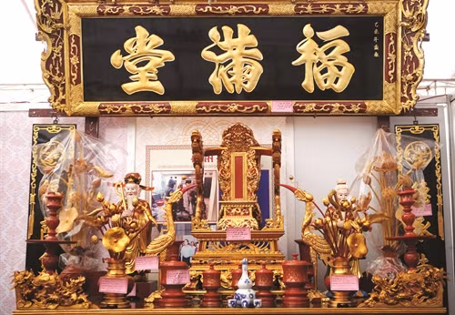 Sản phẩm tượng thờ, đồ thờ, hoành phi, câu đối... của làng nghề điêu khắc gỗ truyền thống Sơn Đồng