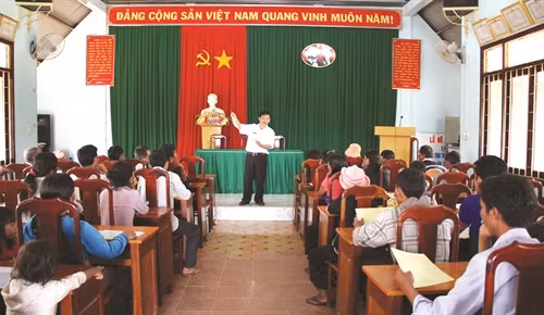 Quang cảnh một buổi trợ giúp pháp lý cho đồng bào ở nhà văn hóa cộng đồng xã