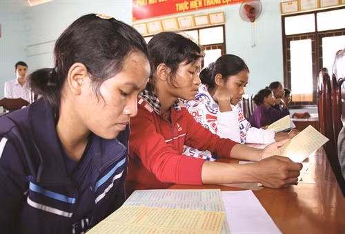 Các buổi trợ giúp pháp lý luôn thu hút đông đảo người dân trong xã đến tham dự