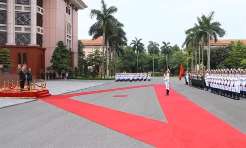 Bộ trưởng Quốc phòng Ngô Xuân Lịch và Bộ trưởng Quốc phòng Cộng hòa Pháp Jean - Yves Le Drian duyệt đội Danh dự QĐND Việt Nam tại lễ đón. Ảnh: Trọng Đức - TTXVN