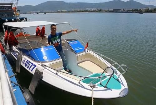 Anh Lê Văn Hoa trên chiếc ca nô cứu được gần 20 hành khách gặp nạn trên chiếc tàu du lịch Thảo Vân 2 bị chìm trên sông Hàn. Ảnh: Trần Lê Lâm- TTXVN