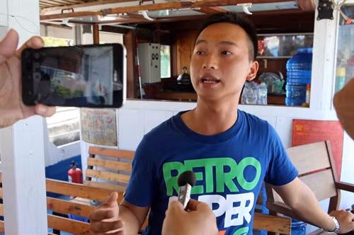 Anh Lê Văn Hoa đang kể lại sự việc ứng cứu các hành khách gặp nạn trên tàu du lịch Thảo Vân 2 bị chìm trên sông Hàn. Ảnh: Trần Lê Lâm- TTXVN