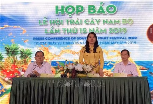 Đại diện Sở, ngành, hiệp hội giao lưu, giải đáp thắc mắc về Lễ hội. Ảnh: Mỹ Phương - TTXVN