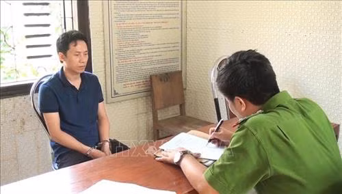 Đối tượng Mùa A Chớ tại cơ quan Công an huyện Quỳnh Nhai, tỉnh Sơn La. Ảnh: TTXVN phát