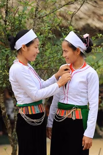 Cô gái Mường trong trang phục truyền thống