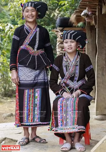 Người Lự và nét thời trang hiện đại trong trang phục truyền thống ảnh 3