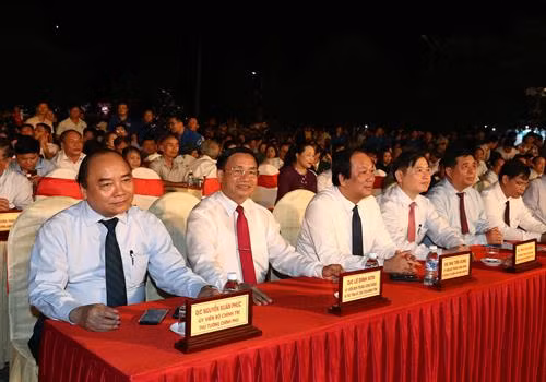 Thủ tướng Nguyễn Xuân Phúc và các đại biểu tham dự chương trình. Ảnh: Thống Nhất-TTXVN