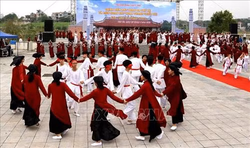 600 nghệ nhân và học sinh thành phố Việt Trì trình diễn Hát Xoan ba thế hệ. Ảnh: Trung Kiên - TTXVN