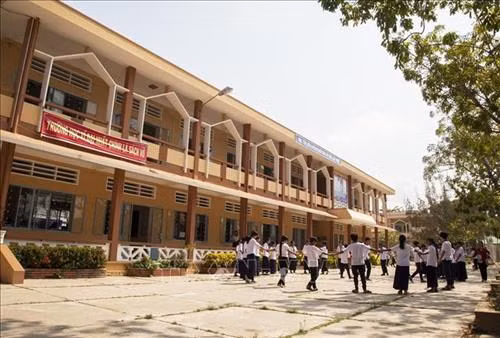 Trường Phổ thông Dân tộc Nội trú Hà Tiên có cơ sở vật chất khang trang. Ảnh: Hồng Đạt - TTXVN