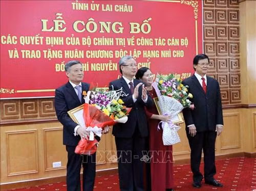Đồng chí Trần Quốc Vượng (thứ hai từ trái sang) và đồng chí Hà Ban (ngoài cùng, bên phải) tặng hoa chúc mừng đồng chí Giàng Páo Mỷ và đồng chí Nguyễn Khắc Chử. Ảnh: Công Tuyên-TTXVN
