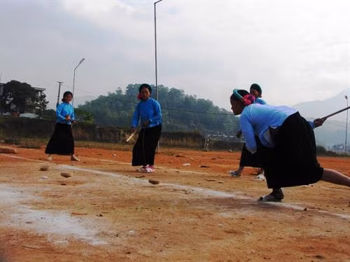 Trò chơi đánh gụ thu hút nhiều phụ nữ Sán Chỉ tham dự.