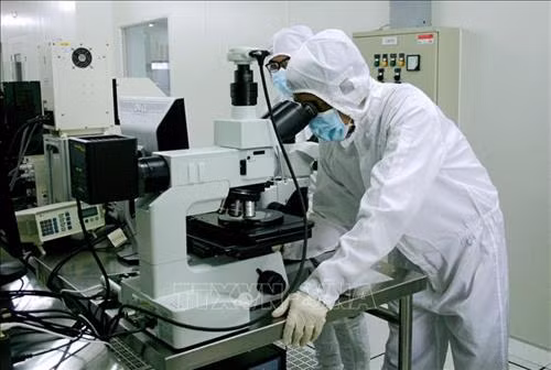 Nghiên cứu phát triển sản phẩm vi mạch bán dẫn, kết quả hợp tác chuyển giao công nghệ tại Khu công nghệ cao Thành phố Hồ Chí Minh. Ảnh: Tiến Lực – TTXVN