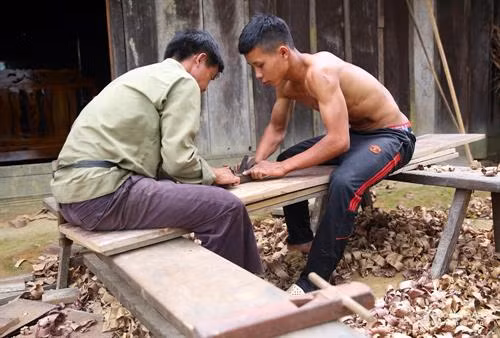 Nằm trên đỉnh núi Huồi Cọ, là bản của 100% người Mông này với 46 hộ dân, hơn 300 nhân khẩu. Nơi đây chưa có điện, chưa có đường bê tông, sóng điện thoại chập chờn và trường học vẫn đang là trường tạm. Ảnh: Hồ Phương Từ QL 16 lên với bản Huồi Cọ chỉ khoảng 3 km, tuy nhiên, trên quãng đường này ta sẽ phải vượt qua khá nhiều những cái hào được người dân tạo nên với mục đích ngăn trâu bò vào khu vực sản xuất. Ảnh: Hồ Phương Những mái nhà sa mu thâm nâu ẩn hiện giữa trập trùng xanh núi. Ảnh: Đào Thọ Những con đường trong bản được xếp từ những viên đá núi được người dân kỳ công mang về sắp đặt. Ảnh: Hồ Phương Dân bản vẫn giữ nhiều phong tục cổ xưa của dân tộc Mông như: tục giải hạn, tục mừng thọ... Những "vật thiêng" đơn giản của những lễ tục này vẫn thường được gắn trên vách, tường nhà. Ảnh: Đào Thọ Chiếc khèn vẫn gắn bó mật thiết với người Mông của bản Huồi Cọ. Ảnh: Hồ Phương Những chiếc giá để sản xuất giấy phong tục của người Mông được cất giữ cẩn thận để chờ đến vụ sẽ mang ra làm. Ảnh: Hồ Phương Gian bếp truyền thống của người Mông ở Huồi Cọ. Đến mùa đông, người trong gia đình sẽ quây quần bên trong gian bếp để sưởi ấm và hàn huyên. Điều đặc biệt, đây là bản trong số ít bản của người Mông có thói quen làm ghế mây để ngồi. Ảnh Đào Thọ Những vật dụng được gắn trên lưng những con ngựa để thồ hàng giờ đây được giữ lại làm vật lưu niệm. Trong những năm gần đây người dân bản Huồi Cọ không còn nuôi ngựa nữa. Ảnh: Hồ Phương Quả đào chín là đặc sản của người dân Huồi Cọ để tiếp khách trong những ngày tháng 7. Ảnh: Đào Thọ Cư dân bản Huồi Cọ ở trên độ cao từ 1200 đến gần 1500 m, đây là một trong những khu dân cư ở độ cao nhất Đông Dương hiện nay. Ảnh: Hồ Phương Hai người đàn ông của bản đang bào gỗ để làm những tấm ván thưng ngôi nhà cho gia đình mình. Ảnh: Đào Thọ Chanh leo đã bén duyên với người dân bản Huồi Cọ từ năm 2016. Hiện nay, đây là cây trồng chủ lực của đồng bào trên đỉnh núi cao này. Ảnh: Hồ Phương Một em nhỏ giúp bố mẹ thu hái chanh leo. Ảnh: Đào Thọ Một em nhỏ được mẹ địu lên nương rẫy. Ảnh: Hồ Phương Khu chăn nuôi tổng hợp của một gia đình ở bản Huồi Cọ. Ngoài những ngôi nhà thì các công trình khác cũng chủ yếu được làm bằng gỗ. Ảnh: Đào Thọ Mùa xuân đến hay những dịp hội bản, nam nữ trong bản thường tổ chức ném pao, thổi khèn cho nhau nghe. Ảnh: Hồ Phương Từ trên đỉnh núi nhìn xuống, nhìn rõ những thửa ruộng bậc thang, và QL 16 như sợi chỉ vắt qua từng con núi cheo leo. Ảnh: Hồ Phương