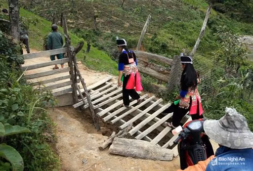 Bản Mông trên đỉnh Huồi Cọ ảnh 2