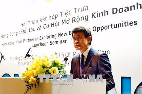 Ông Edward Yau, Bộ trưởng Thương mại và Phát triển kinh tế Hồng Kông (Trung Quốc) phát biểu . Ảnh : Thế Anh-TTXVN