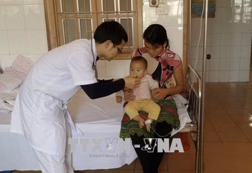 Bác sĩ Nguyễn Văn Hiếu đang khám bệnh cho bệnh nhân. Ảnh: TTXVN phát