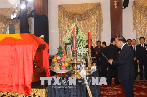 Đồng chí Nguyễn Xuân Phúc Ủy viên Bộ Chính trị, Thủ tướng Chính phủ viếng, dâng hương nguyên Thủ tướng Phan Văn Khải lần cuối trước lễ truy điệu. Ảnh: Thanh Vũ - TTXVN