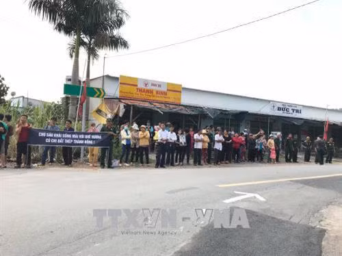 Người dân xã Tân Thông Hội, huyện Củ Chi (Thành phố Hồ Chí Minh) đón linh cữu nguyên Thủ tướng Phan Văn Khải về nơi an nghi cuối cùng ở quê nhà. Ảnh: Phương Vy - TTXVN