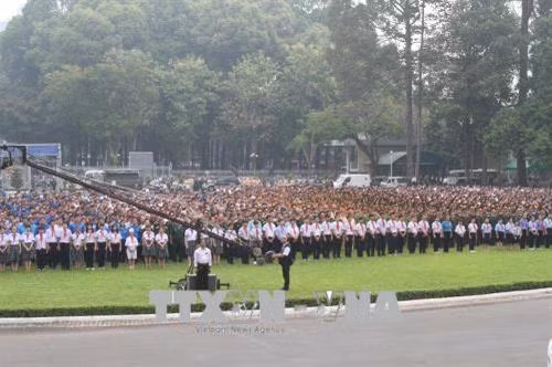 Hàng ngàn người dân tới tiễn đưa nguyên Thủ tướng Phan Văn Khải. Ảnh: Thành Chung - TTXVN