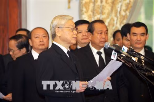 Tổng Bí thư Nguyễn Phú Trọng, Trưởng Ban Lễ tang, đọc điếu văn tiễn đưa nguyên Thủ tướng Phan Văn Khải về nơi an nghỉ cuối cùng. Ảnh: Thanh Vũ - TTXVN